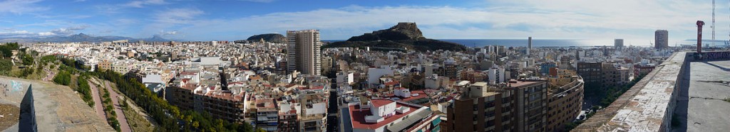 1200px-Panoramic_view_of_Alicante_from_the_castle_of_San_Fernando
